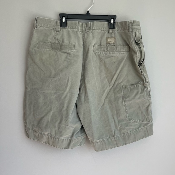 Men’s Columbia Grey Khaki Shorts - Picture 2 of 4